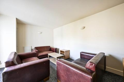 3 bedroom flat to rent, Robinson Road London, Colliers Wood, London, SW17
