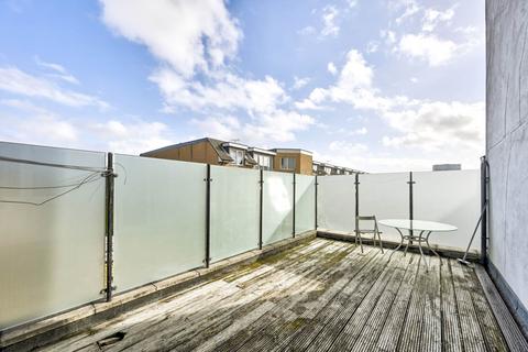 3 bedroom flat to rent, Robinson Road London, Colliers Wood, London, SW17
