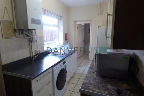 4 bedroom terraced house to rent, Grasmere Street, Leicester LE2