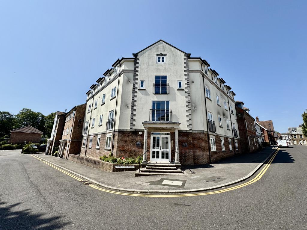 Glebe Court, Somerleigh Road... 2 bed flat - £1,175 pcm (£271 pw)