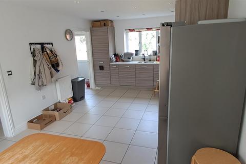 4 bedroom detached house to rent, Wright Close, Bushey WD23