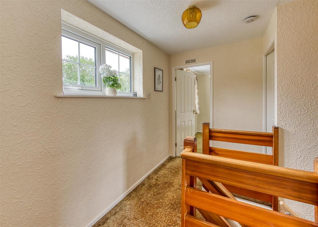 5 Churchward Grove-Landing.jpg