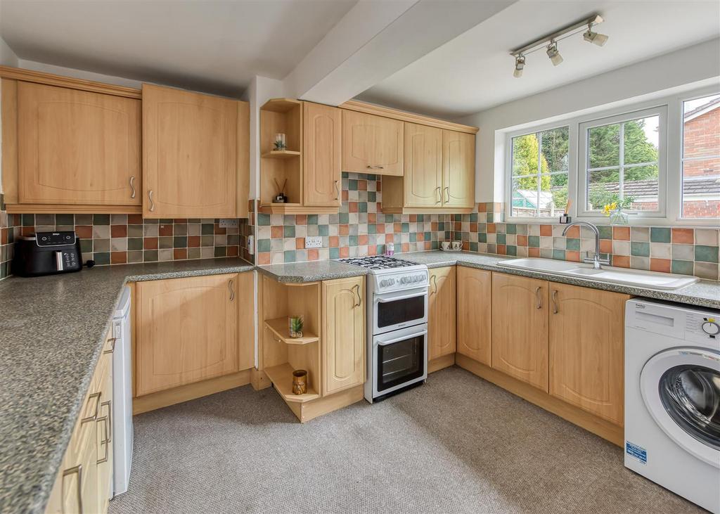 5 Churchward Grove-Kitchen.jpg