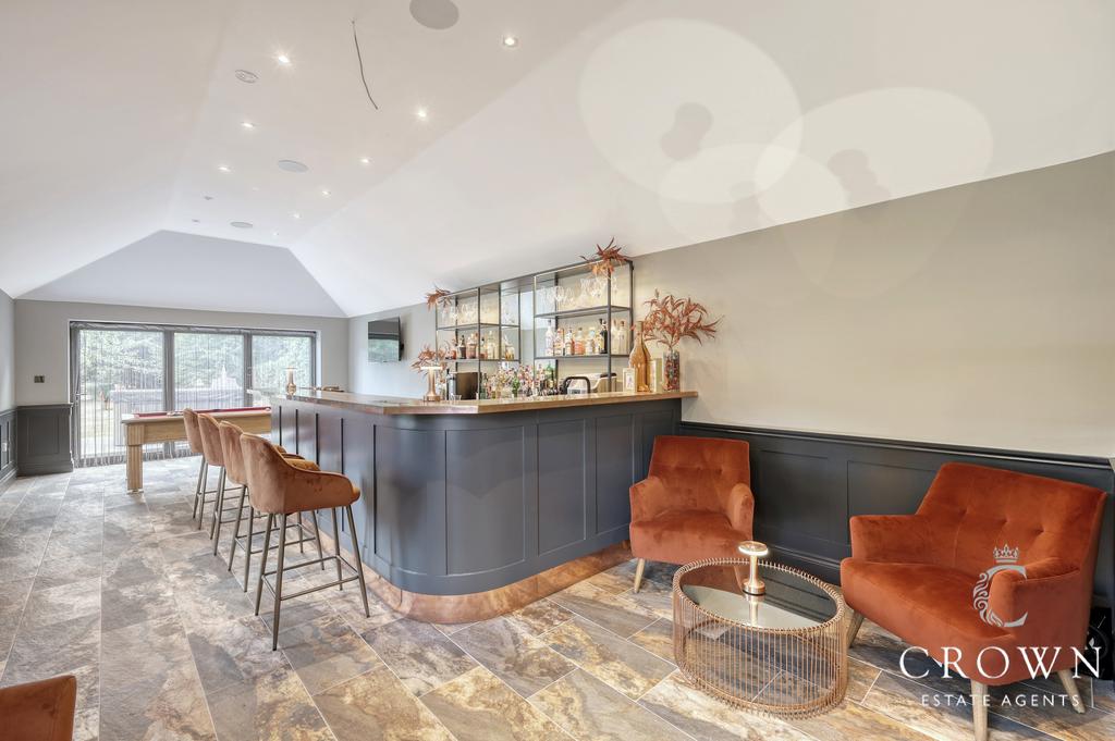 Seperate Bar/Games Room