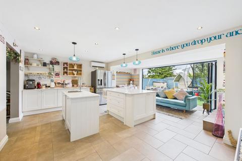 6 Beach Walk, Paignton, TQ4 6LZ