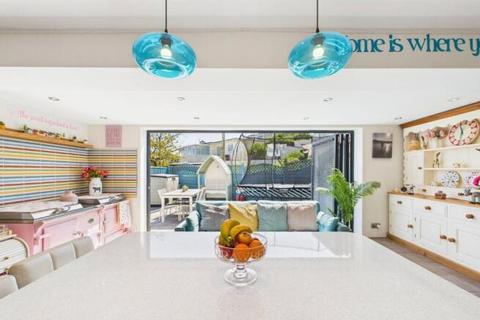 6 Beach Walk, Paignton, TQ4 6LZ
