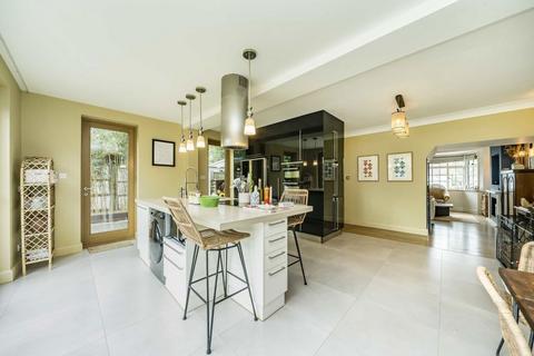 2 bedroom semi-detached house for sale, Links Gardens, London SW16