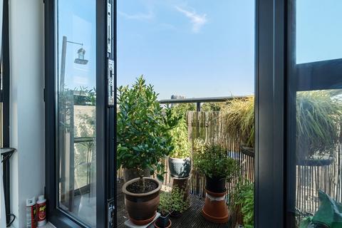 2 bedroom flat for sale, Oak House, Cottons Approach, Romford, RM7