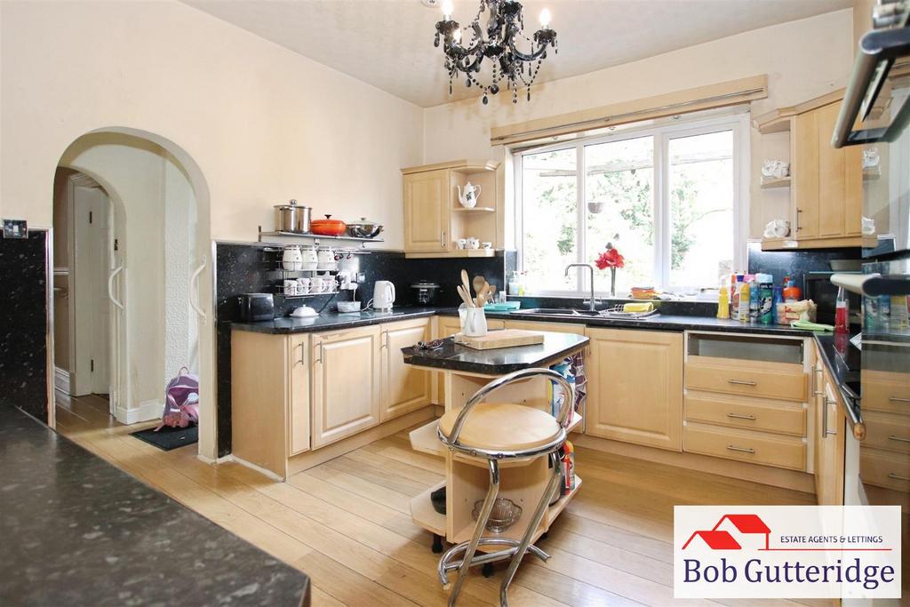 Fitted kitchen / breakfast room