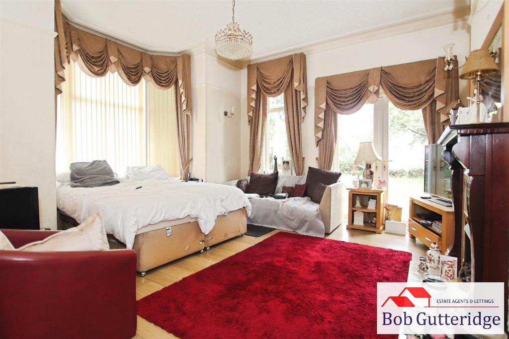 Bay fronted lounge