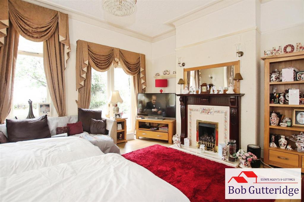 Bay fronted lounge