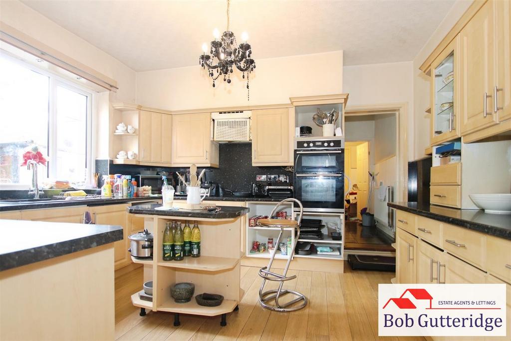 Fitted kitchen / breakfast room