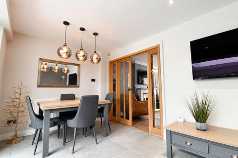 10 Isis Close, Salford, M7 3AQ