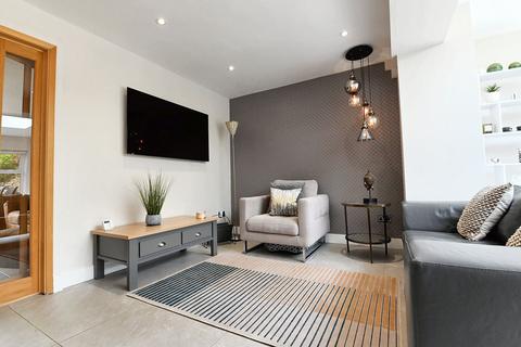 10 Isis Close, Salford, M7 3AQ
