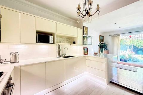 22 Holyrood Drive, Westcliff-on-sea, SS0 9XY