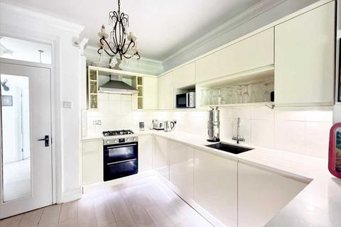 22 Holyrood Drive, Westcliff-on-sea, SS0 9XY