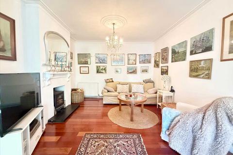 22 Holyrood Drive, Westcliff-on-sea, SS0 9XY
