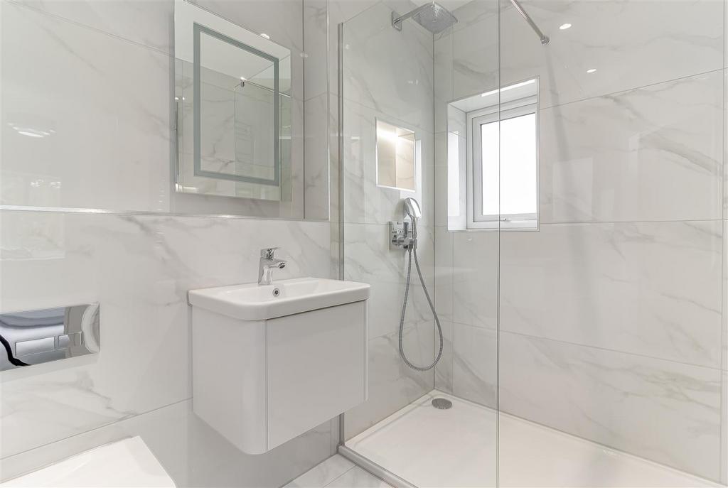 Bedroom 4 Ensuite.jpg