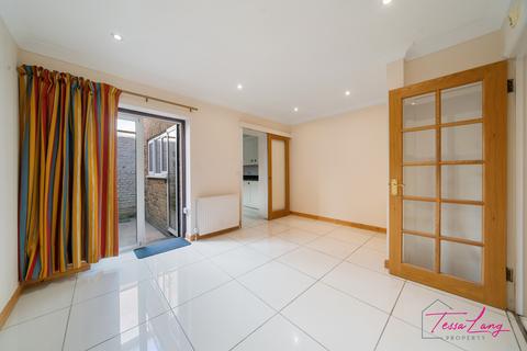 3 bedroom mews to rent, Elizabeth Mews, London NW3