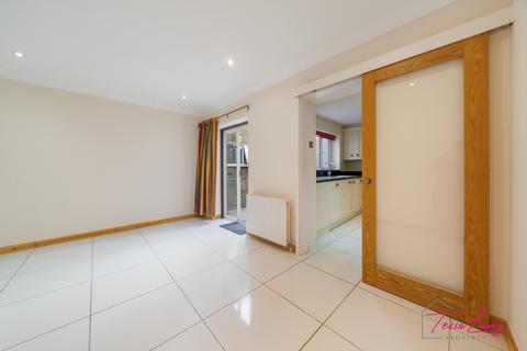 3 bedroom mews to rent, Elizabeth Mews, London NW3