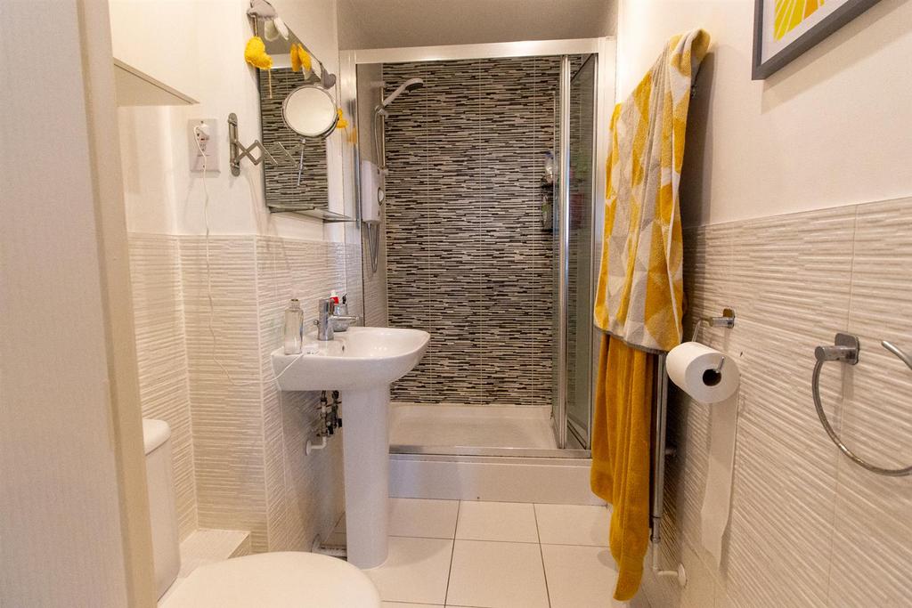 66 Cedar Av - Ensuite.jpg