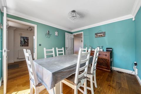 6 Hatwell Row, Carterton, OX18 3HG