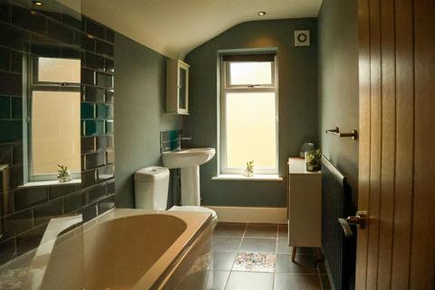 87 Cross Lane, Bradford, BD7 3LB
