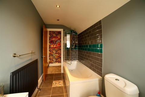 87 Cross Lane, Bradford, BD7 3LB