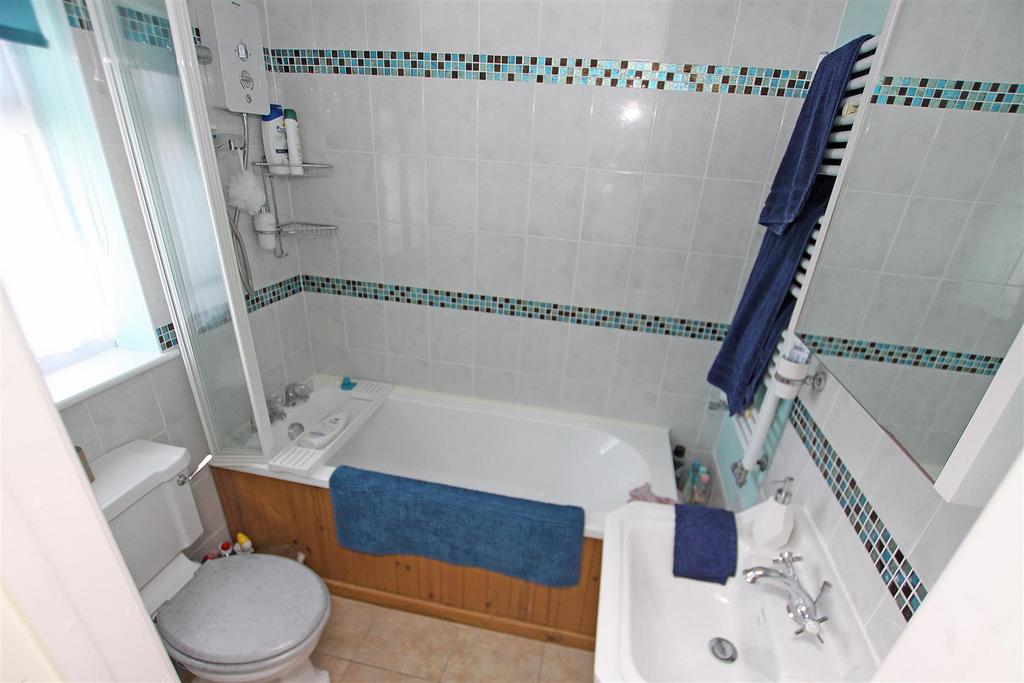 Ensuite bathroom.jpg