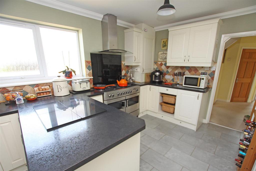 Kitchen e.jpg
