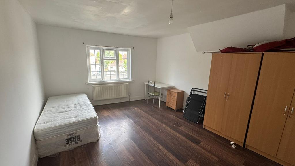 Spacious room to let in Dagenham on Hewett road,