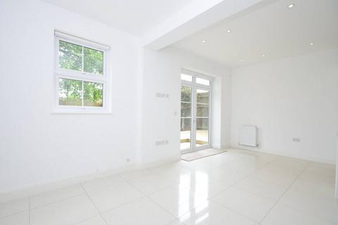5 bedroom semi-detached house to rent, Alexandra Grove, North Finchley, London, N12