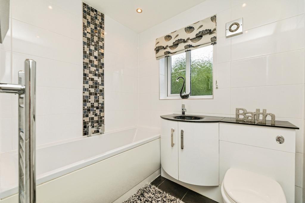 Pbox-bathroom-321687.jpg