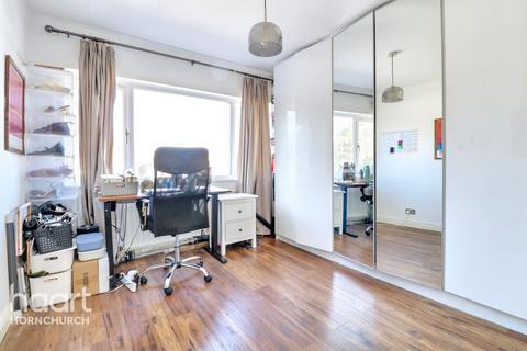 55 Dury Falls Close, Hornchurch, RM11 3AX