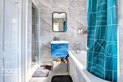 55 Dury Falls Close, Hornchurch, RM11 3AX