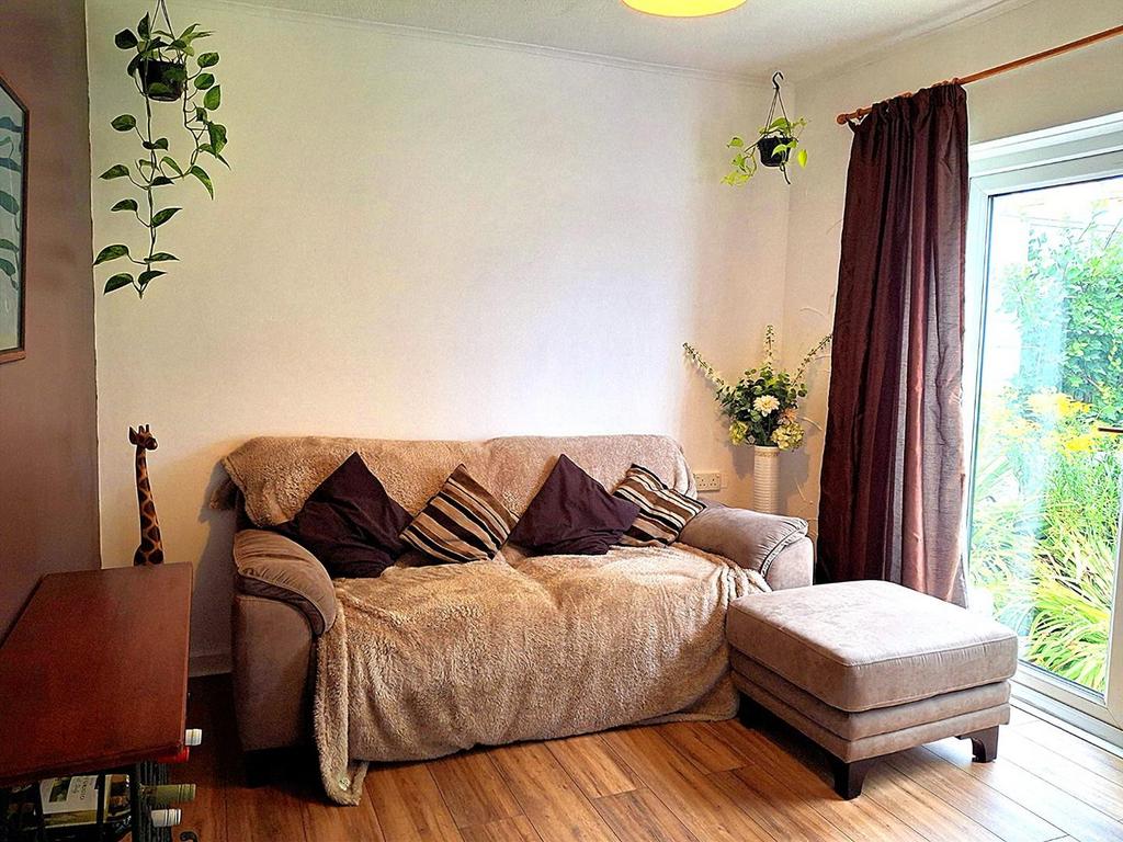 Dining room 10 ger y sedd.jpg