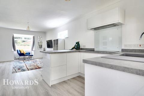 67 Beeching Drive, Lowestoft, NR32 4TB