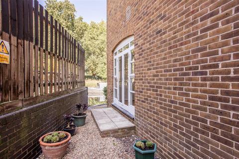 2 bedroom flat for sale, Empire Wharf, Victoria Park, E3