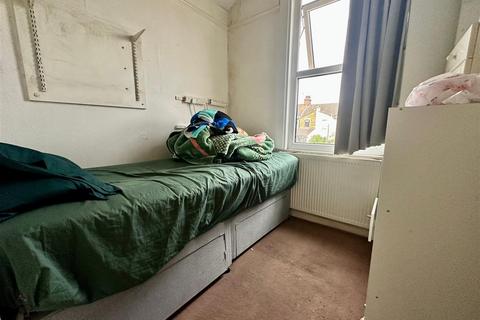 16 Castle Road, Grays, RM17 5YR