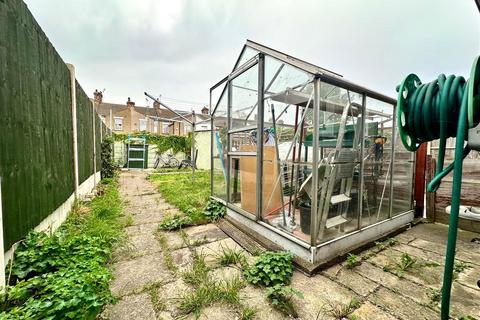 16 Castle Road, Grays, RM17 5YR