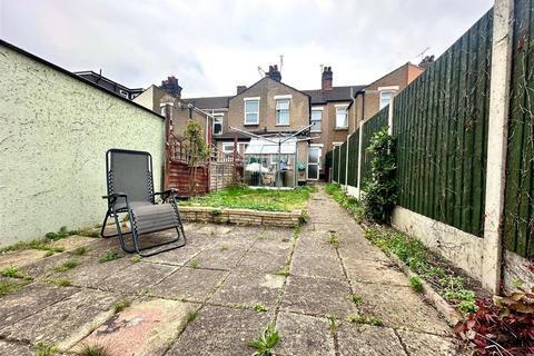 16 Castle Road, Grays, RM17 5YR