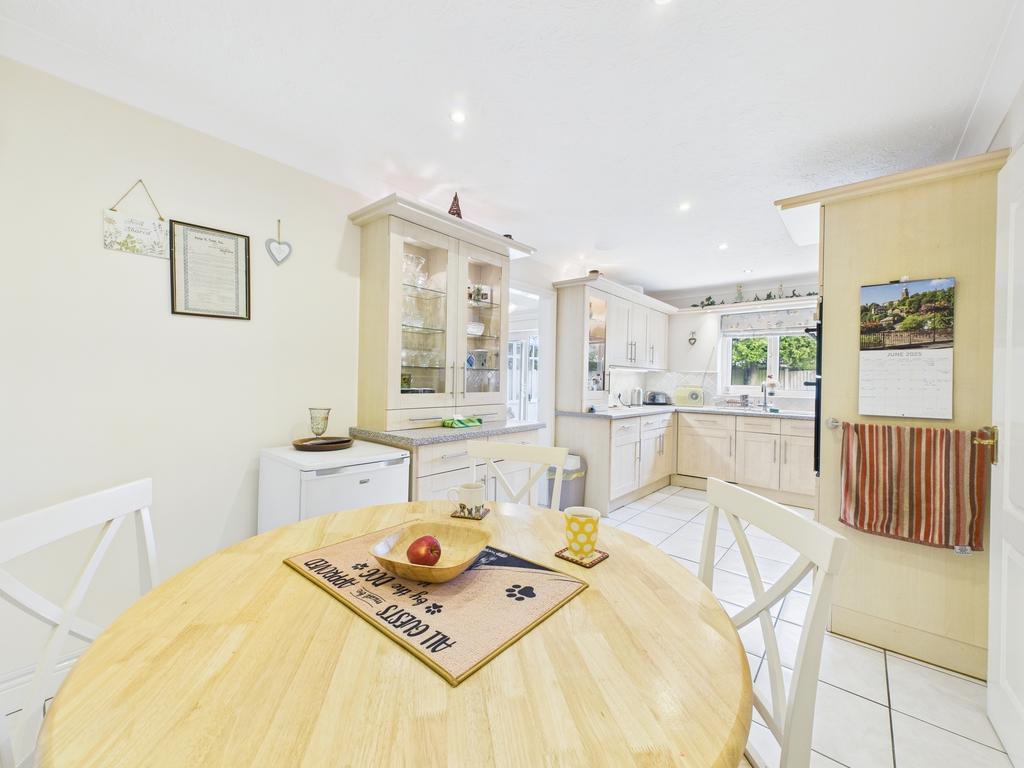 Breakfast/kitchen
