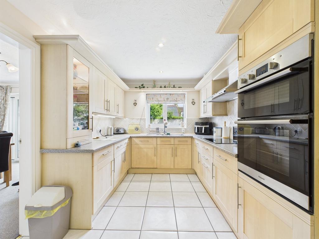 Breakfast/kitchen