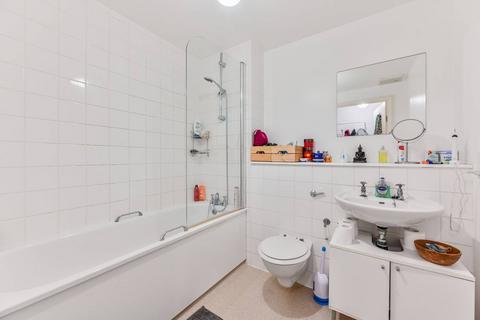 1 bedroom flat for sale, Salamanca Place, Albert Embankment, London, SE1