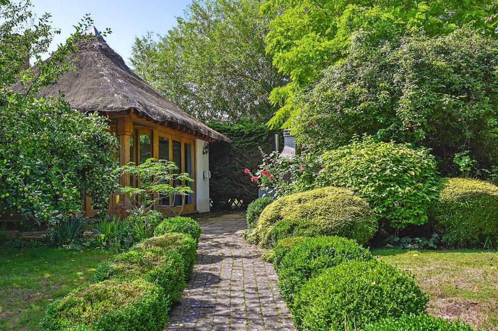 Tickham Cottage ME90 HS (49).jpg