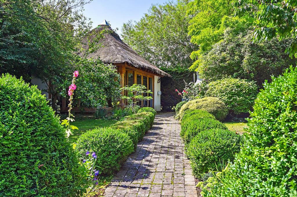 Tickham Cottage ME90 HS (79).jpg