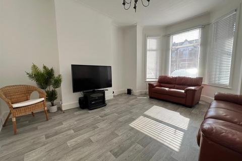 3 bedroom terraced house for sale, Leamington Gardens, Ilford