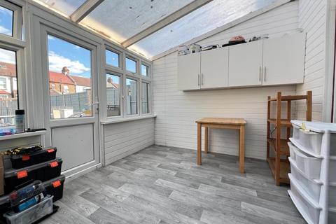 3 bedroom terraced house for sale, Leamington Gardens, Ilford