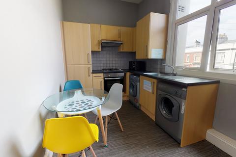 3 bedroom apartment to rent, 5B North Friary House