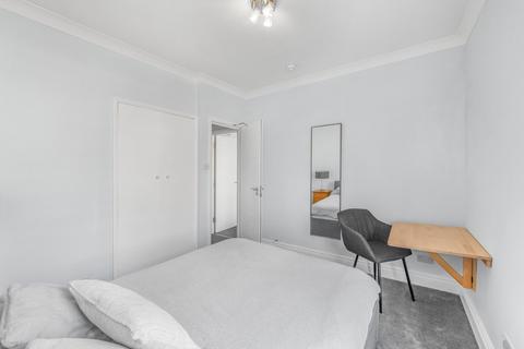 3 bedroom flat to rent, Gosfield Street, London